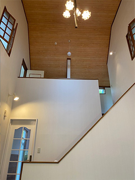 開放的な吹き抜けのリビング