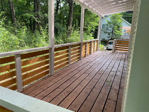 屋根付きウッドデッキで天候を気にせずBBQが出来ます♪(デッキ用イス・テーブルあります)