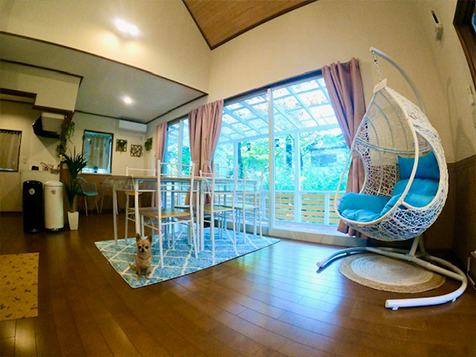 12畳ほどの広々としたリビングダイニングはウッドデッキと繋がって行き来しやすいです。