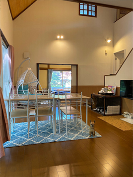 ドッグケージ、トイレトレー、犬用お皿完備してます。