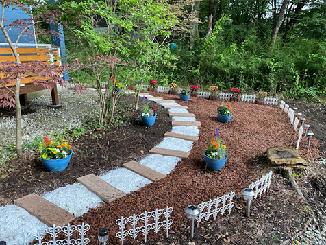 お庭も季節ごとにお花を植え替えたりまだまだ可愛く創作中です